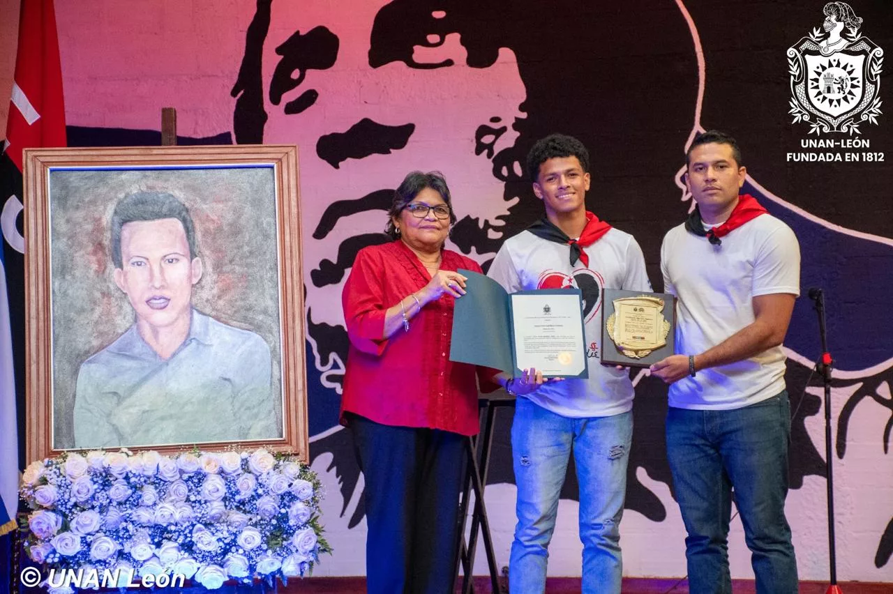 UNAN-León, conmemora el legado del «Héroe de la Paz» Cristhiam Emilio Cadenas